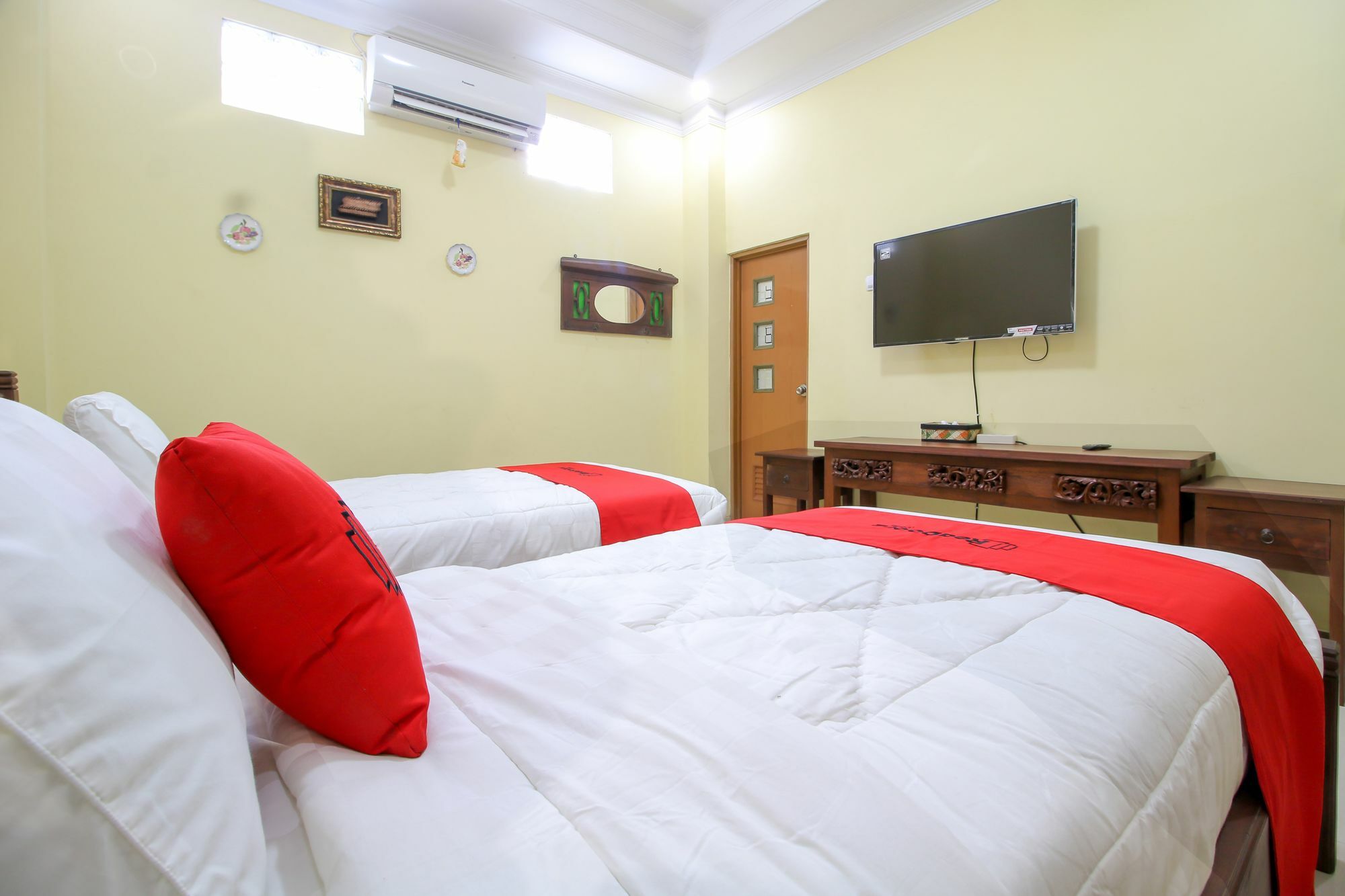Reddoorz Plus @ Maguwo Kalasan Luaran gambar